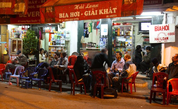Draught beer of downtown Hanoi attracts foreign tourists - ảnh 1